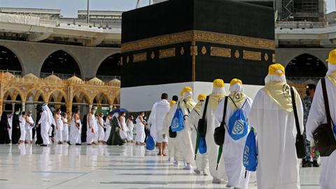 تفسير حلم الصلاة في مكة للعزباء وتفسير حلم