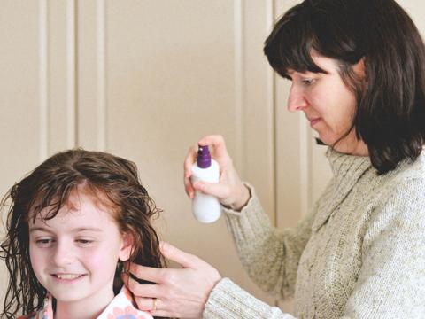 5150 mom applies conditioner to her daughter 732x549 thumbnail - مدونة صدى الامة