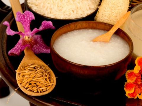 كيف تستخدمين ماء الأرز لتطويل شعركِ؟